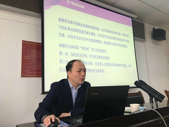 民進(jìn)會(huì)員黃俊宣講民法典進(jìn)社區(qū)