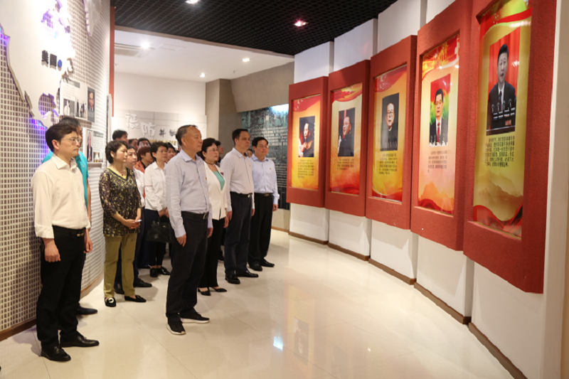 反腐展