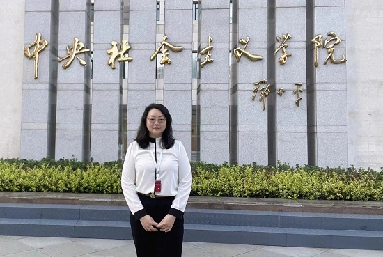 覃儷