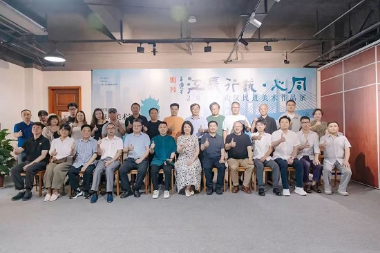 “同心·藝行長(zhǎng)江-2025武漢民進(jìn)美術(shù)作品展”在卓爾美術(shù)館開幕(1) - 副本