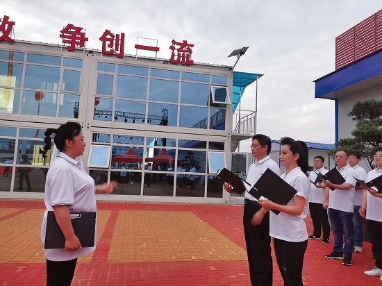 圖1：民進(jìn)武漢市江漢區(qū)工委委員楊芳組織小合唱《不忘初心》排練(1)