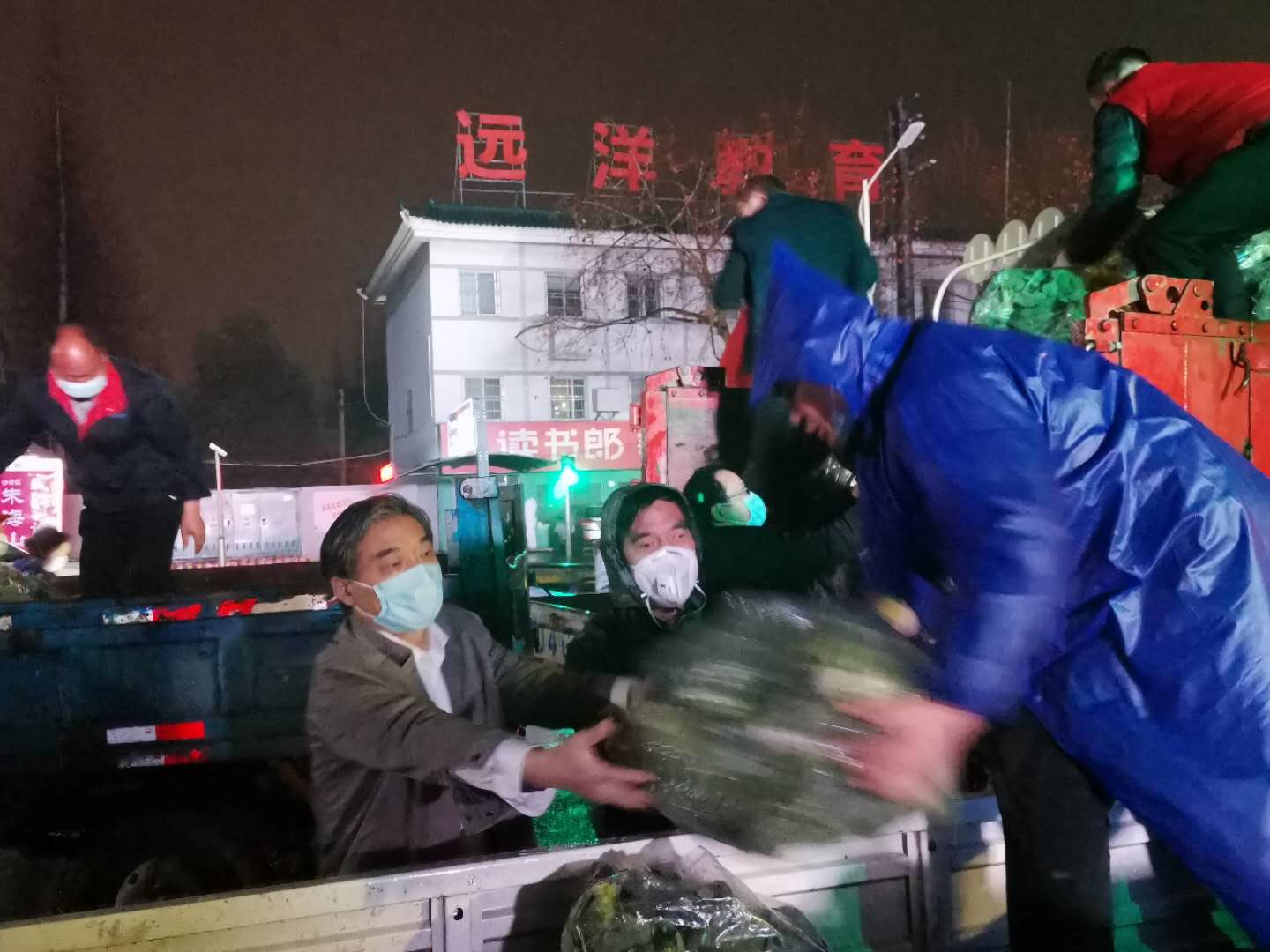 荊州捐菜1