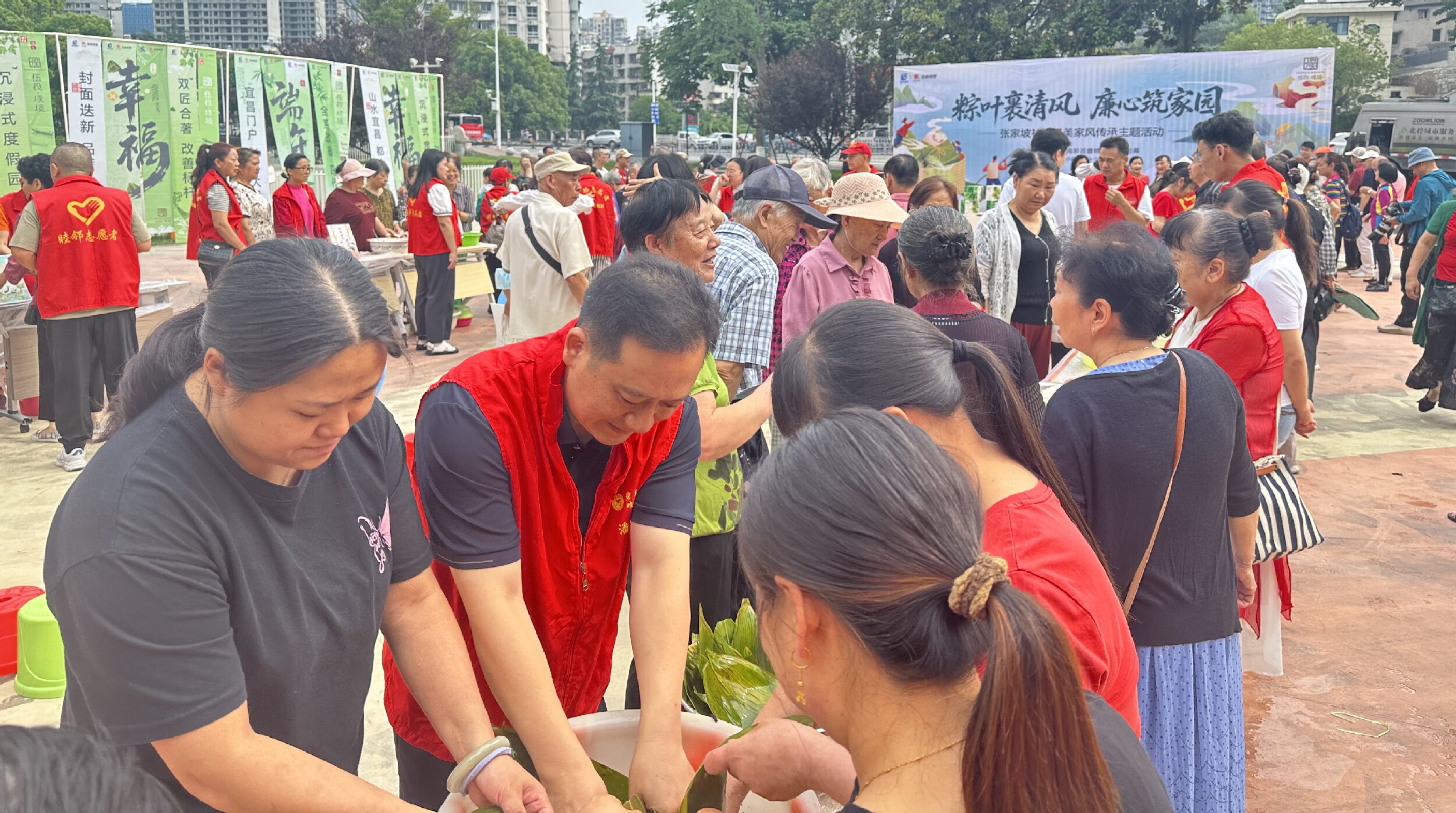民進(jìn)宜昌市伍家崗區(qū)支部開(kāi)展“萬(wàn)‘粽’一心 共創(chuàng)溫馨家園”端午節(jié)活動(dòng)