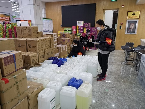 我與“90后”同事一起清點物資庫存