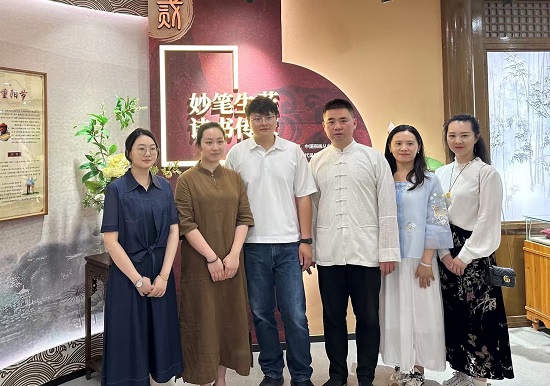 民進(jìn)江夏區(qū)會員參加江夏區(qū)文化館新館 - 副本