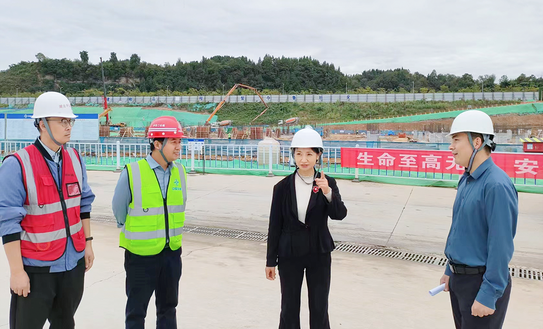 2023年10月19日，市政協(xié)副主席、民進(jìn)宜昌市委會主委饒玉梅（右2）帶隊(duì)調(diào)研科創(chuàng)中心建設(shè)進(jìn)展情況