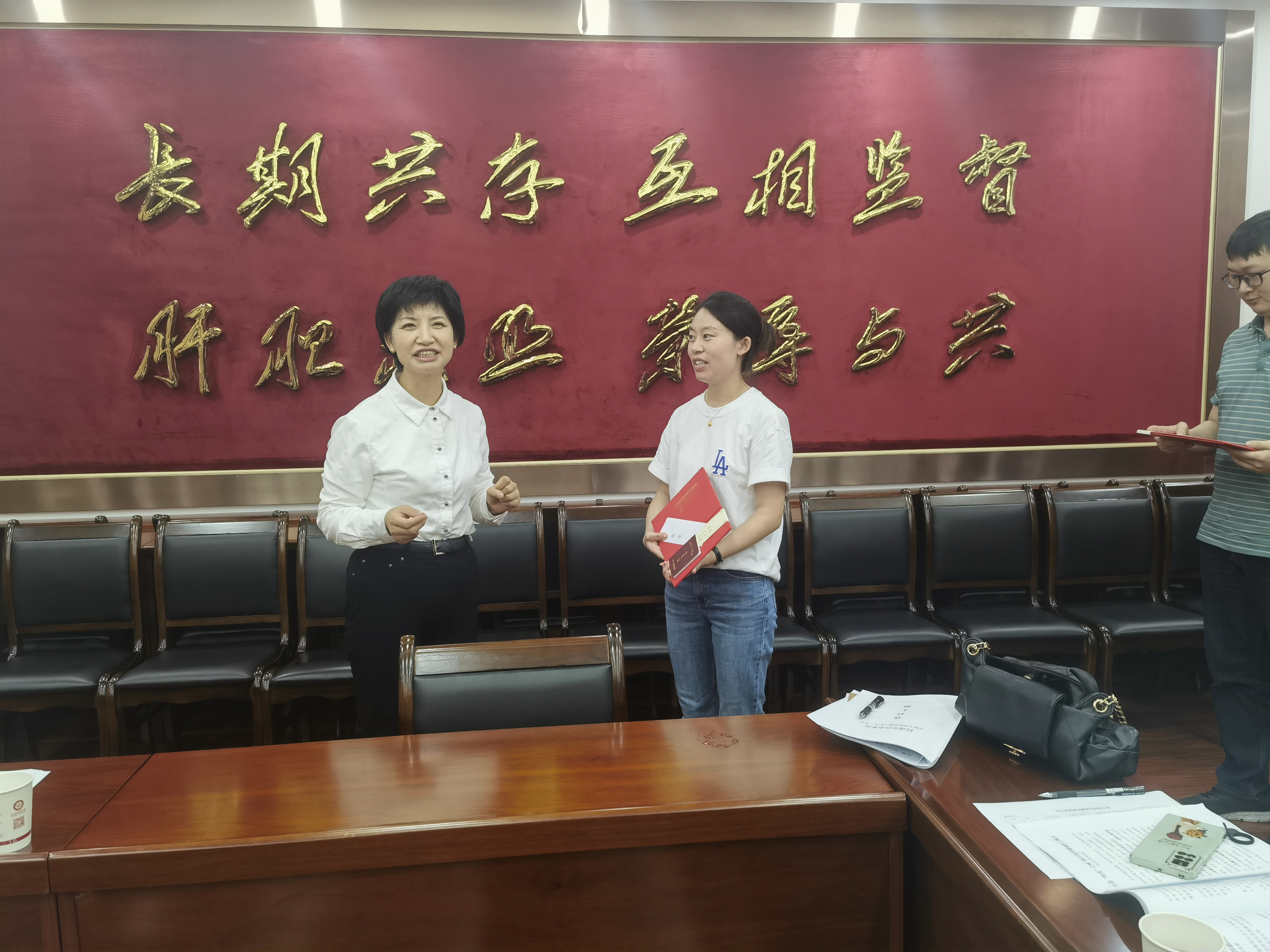 饒主委發(fā)放新會員證書
