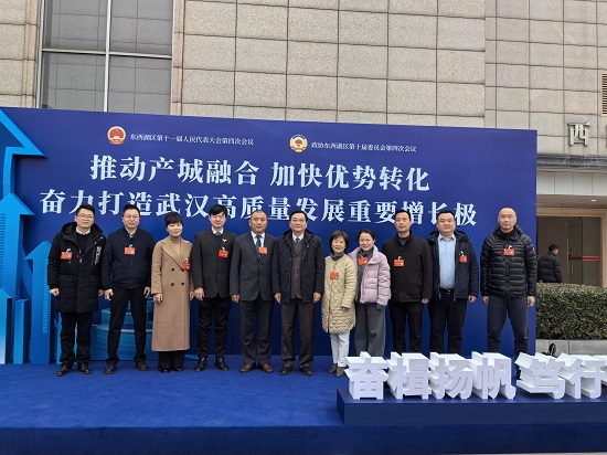 民進(jìn)東西湖區(qū)會(huì)員在區(qū)“兩會(huì)”上展風(fēng)采 - 副本