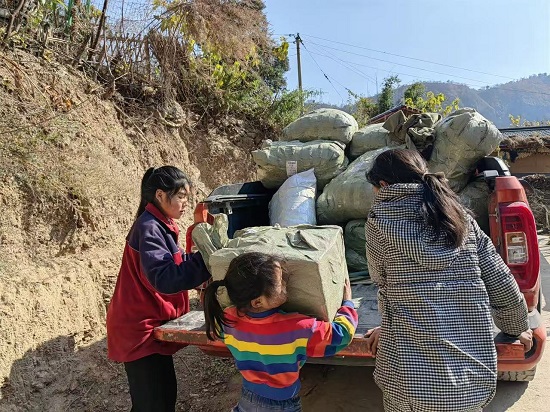 民進(jìn)會(huì)員湯紅秋發(fā)起為山區(qū)孩子捐贈(zèng)防寒衣物活動(dòng) - 副本