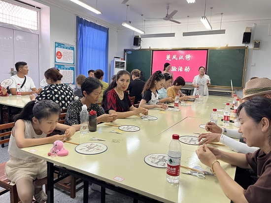 民進(jìn)青山區(qū)工委會(huì)員向新疆朋友展示漢繡非遺文化 - 副本