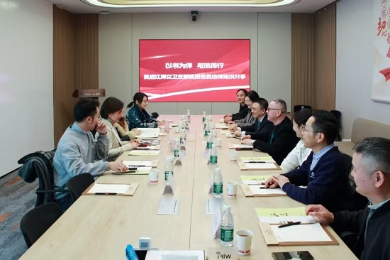 民進(jìn)江岸區(qū)工委文衛(wèi)支部舉辦“以書為伴 與法同行”法律知識(shí)講座 - 副本