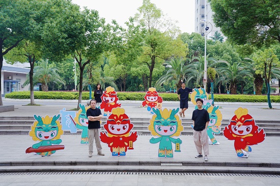 民進武漢市委會直屬武漢工商學(xué)院支部師生為全國第七屆大藝展設(shè)計卡通形象 - 副本